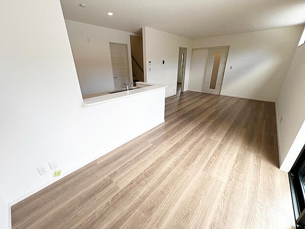 ☆大変明るいリビング☆広々した空間で家族との大切な時間をお過ごしください!!