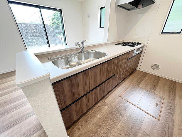 ☆大型のシステムキッチン☆対面式ですので家族と会話しながら楽しくクッキング!!