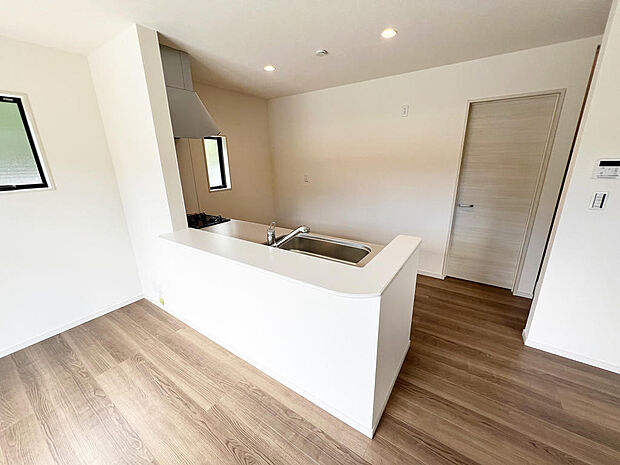 ☆大型のシステムキッチン☆対面式ですので家族と会話しながら楽しくクッキング!!