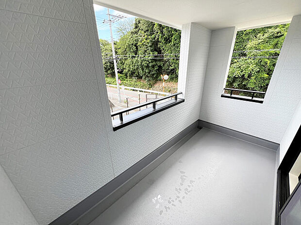 ☆インナーバルコニー☆テーブルを置いてティータイムもいいかも!雨の日も安心!!