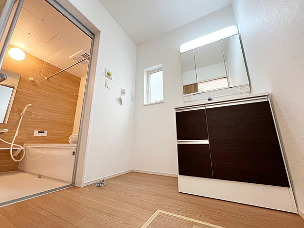 ☆白を基調とした清潔感溢れる洗面スペース☆清潔空間で気持ちよく1日の始まりを！！