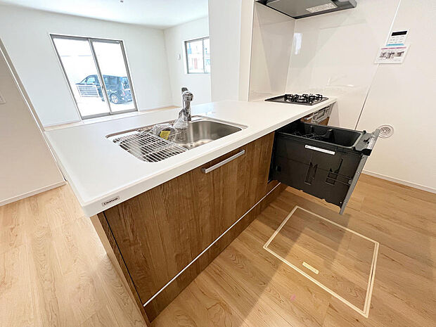 ☆大型のシステムキッチン☆対面式ですので家族と会話しながら楽しくクッキング！！