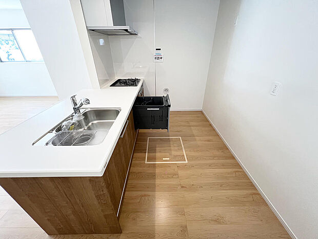 ☆大型のシステムキッチン☆対面式ですので家族と会話しながら楽しくクッキング！！