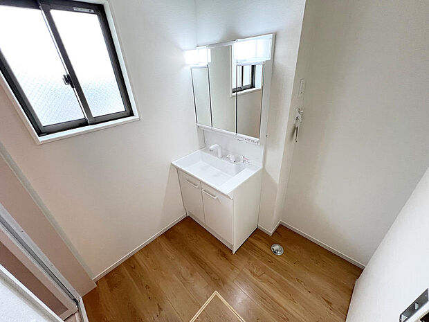 ☆白を基調とした清潔感溢れる洗面スペース☆清潔空間で気持ちよく1日の始まりを！！