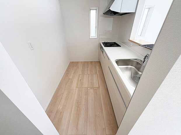 ☆大型のシステムキッチン☆対面式ですので家族と会話しながら楽しくクッキング！！