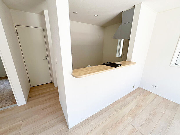 ☆大型のシステムキッチン☆対面式ですので家族と会話しながら楽しくクッキング！！