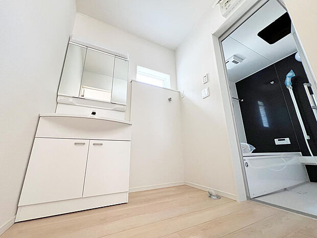 ☆白を基調とした清潔感溢れる洗面スペース☆清潔空間で気持ちよく1日の始まりを！！