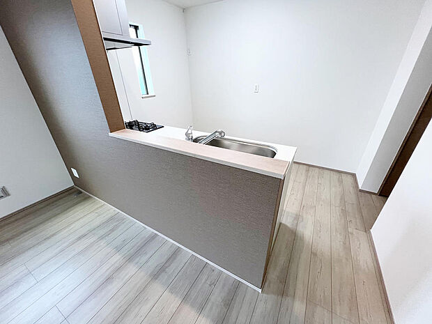 ☆大型のシステムキッチン☆対面式ですので家族と会話しながら楽しくクッキング!!