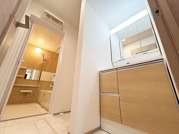 ☆白を基調とした清潔感溢れる洗面スペース☆清潔空間で気持ちよく1日の始まりを!!