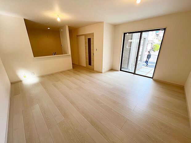 ☆大変明るいリビング☆広々した空間で家族との大切な時間をお過ごしください!!