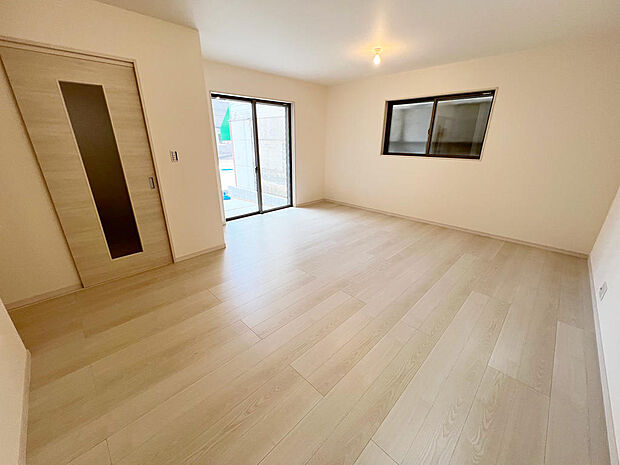 ☆大変明るいリビング☆広々した空間で家族との大切な時間をお過ごしください!!