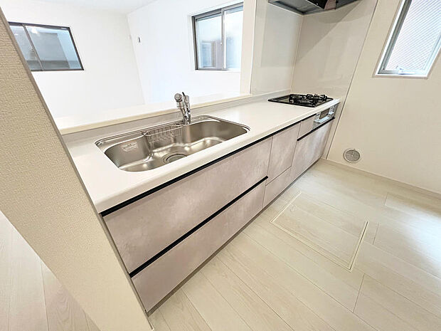 ☆大型のシステムキッチン☆対面式ですので家族と会話しながら楽しくクッキング!!