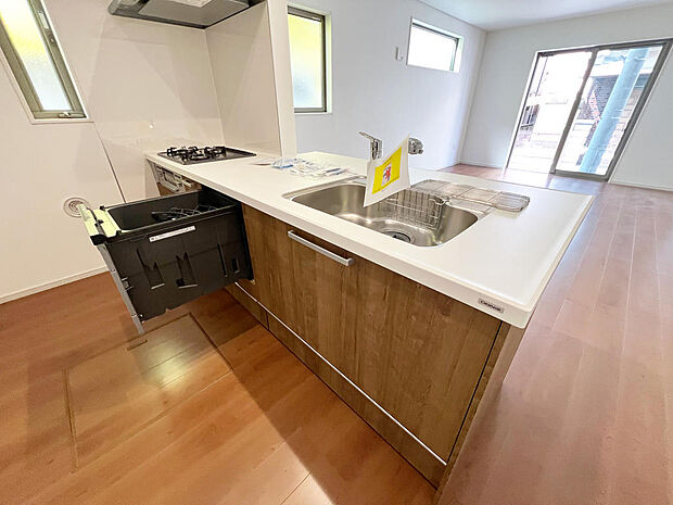 ☆大型のシステムキッチン☆対面式ですので家族と会話しながら楽しくクッキング！！