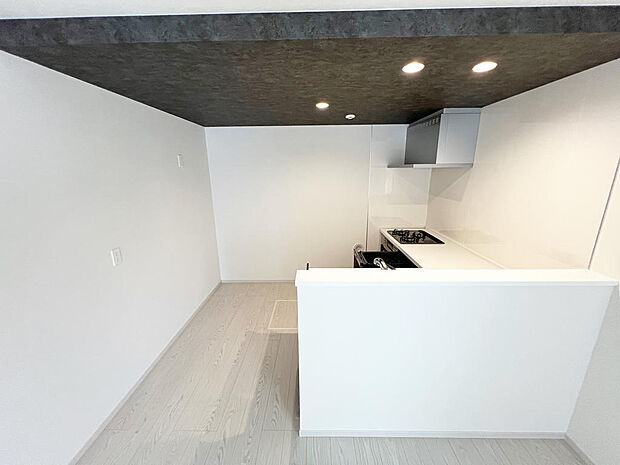 ☆大型のシステムキッチン☆対面式ですので家族と会話しながら楽しくクッキング！！