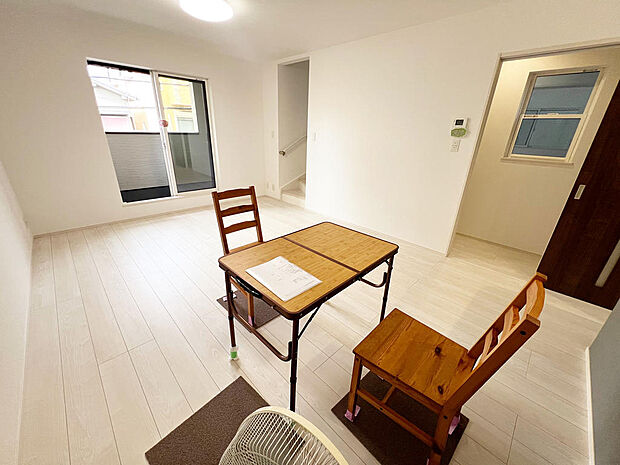 ☆大変明るいリビング☆広々した空間で家族との大切な時間をお過ごしください!!