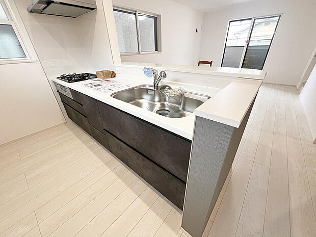 ☆大型のシステムキッチン☆対面式ですので家族と会話しながら楽しくクッキング!!