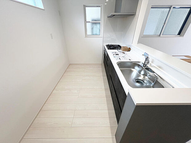 ☆大型のシステムキッチン☆対面式ですので家族と会話しながら楽しくクッキング!!