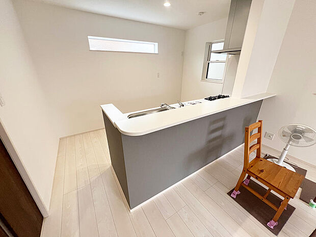 ☆大型のシステムキッチン☆対面式ですので家族と会話しながら楽しくクッキング!!