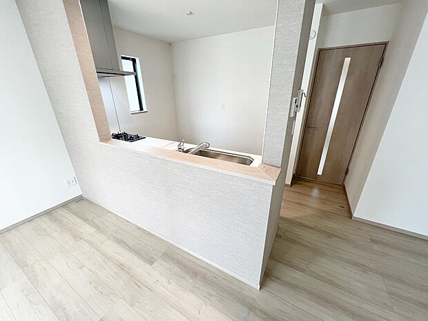 ☆大型のシステムキッチン☆対面式ですので家族と会話しながら楽しくクッキング！！