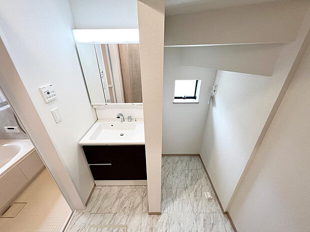 ☆白を基調とした清潔感溢れる洗面スペース☆清潔空間で気持ちよく1日の始まりを！！