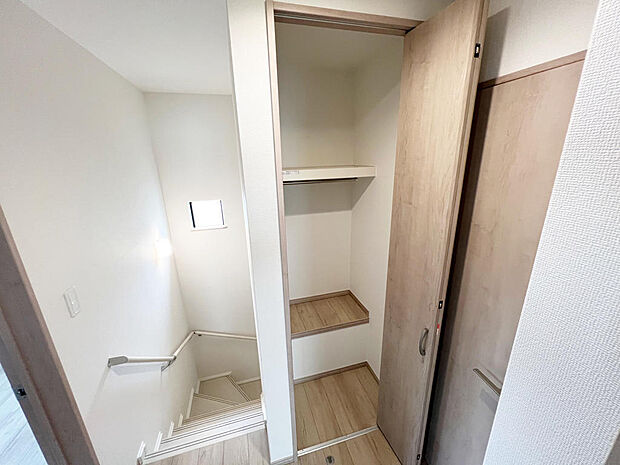 ☆２階☆廊下にある収納☆