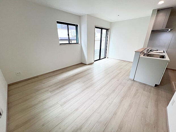 ☆大変明るいリビング☆広々した空間で家族との大切な時間をお過ごしください！！