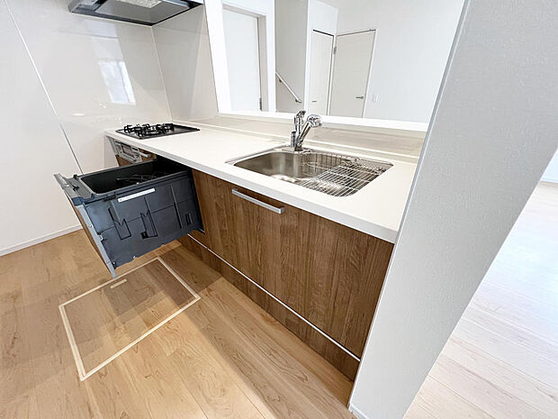 ☆大型のシステムキッチン☆対面式ですので家族と会話しながら楽しくクッキング！！