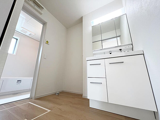 ☆白を基調とした清潔感溢れる洗面スペース☆清潔空間で気持ちよく1日の始まりを！！