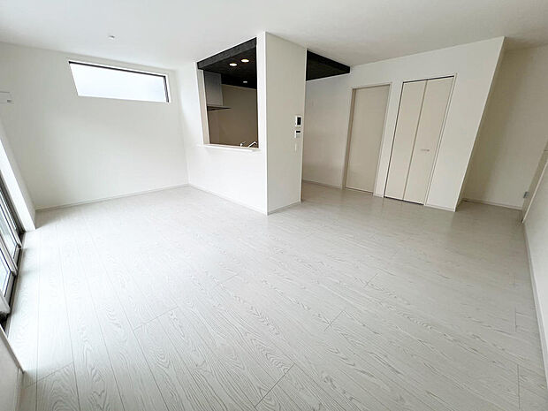 ☆大変明るいリビング☆広々した空間で家族との大切な時間をお過ごしください！！