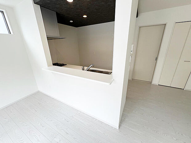 ☆大型のシステムキッチン☆対面式ですので家族と会話しながら楽しくクッキング！！