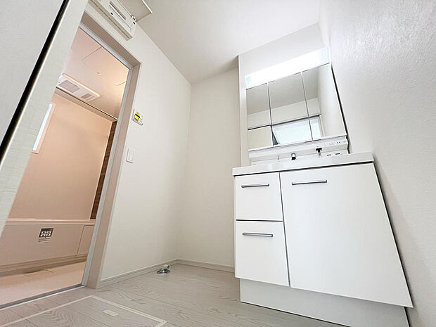 ☆白を基調とした清潔感溢れる洗面スペース☆清潔空間で気持ちよく1日の始まりを！！