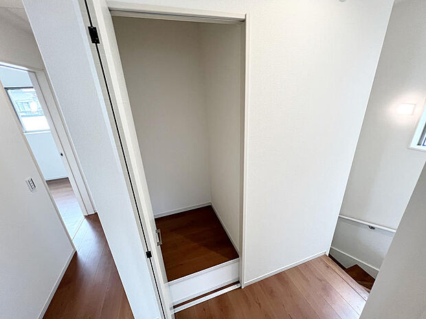 ☆２階☆廊下にある収納☆