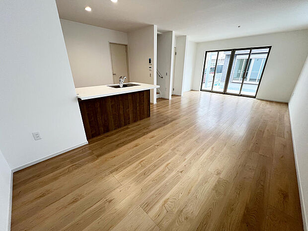 ☆大変明るいリビング☆広々した空間で家族との大切な時間をお過ごしください！！