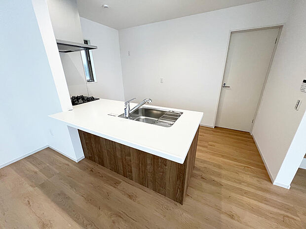 ☆大型のシステムキッチン☆対面式ですので家族と会話しながら楽しくクッキング！！