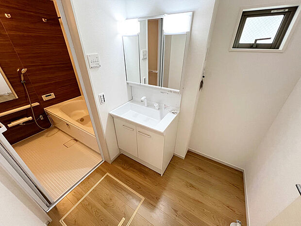 ☆白を基調とした清潔感溢れる洗面スペース☆清潔空間で気持ちよく1日の始まりを！！