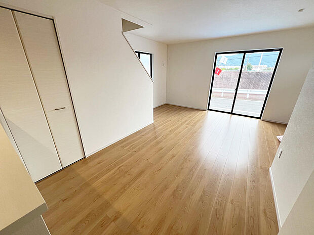 ☆大変明るいリビング☆広々した空間で家族との大切な時間をお過ごしください!!