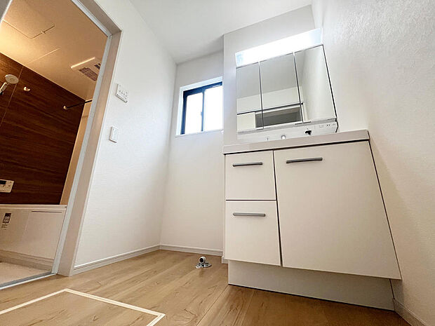 ☆白を基調とした清潔感溢れる洗面スペース☆清潔空間で気持ちよく1日の始まりを!!