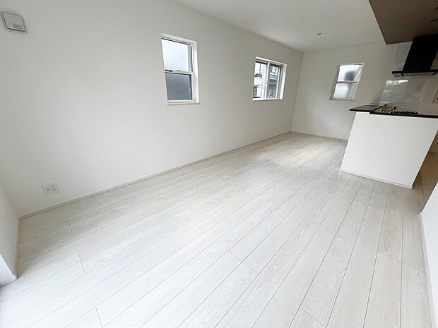 ☆大変明るいリビング☆広々した空間で家族との大切な時間をお過ごしください!!