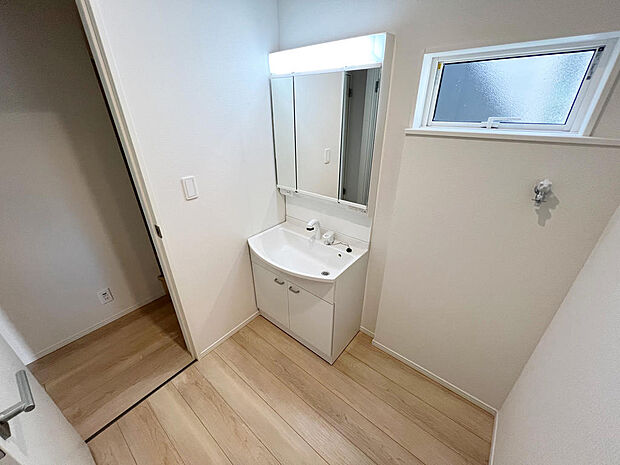 ☆白を基調とした清潔感溢れる洗面スペース☆清潔空間で気持ちよく1日の始まりを！！