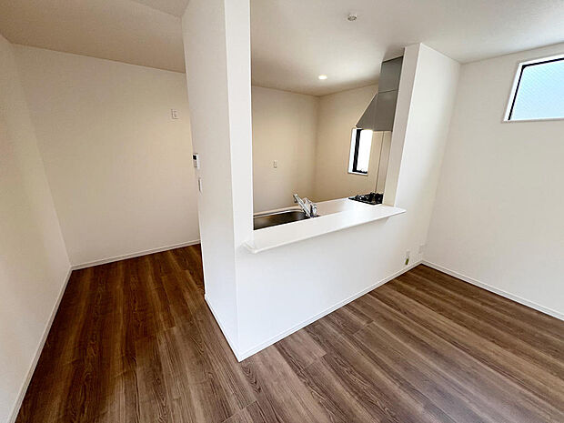 ☆大型のシステムキッチン☆対面式ですので家族と会話しながら楽しくクッキング！！