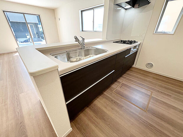 ☆大型のシステムキッチン☆対面式ですので家族と会話しながら楽しくクッキング！！