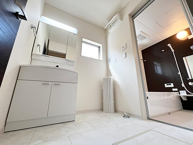 ☆白を基調とした清潔感溢れる洗面スペース☆清潔空間で気持ちよく1日の始まりを！！