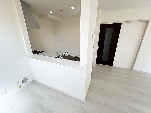 ☆大型のシステムキッチン☆対面式ですので家族と会話しながら楽しくクッキング！！