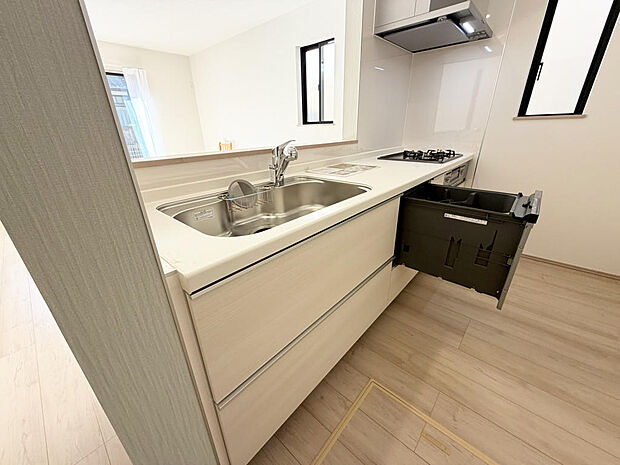 ☆大型のシステムキッチン☆対面式ですので家族と会話しながら楽しくクッキング！！