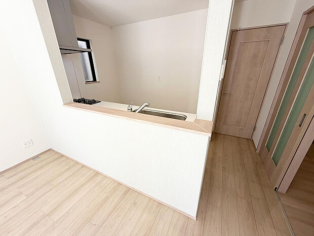 ☆大型のシステムキッチン☆対面式ですので家族と会話しながら楽しくクッキング！！