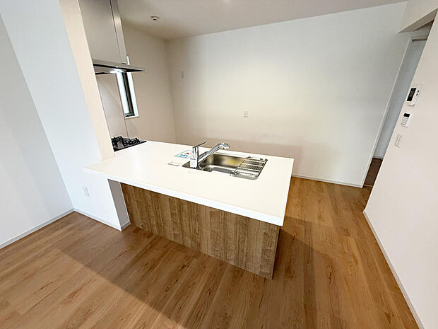 ☆大型のシステムキッチン☆対面式ですので家族と会話しながら楽しくクッキング！！