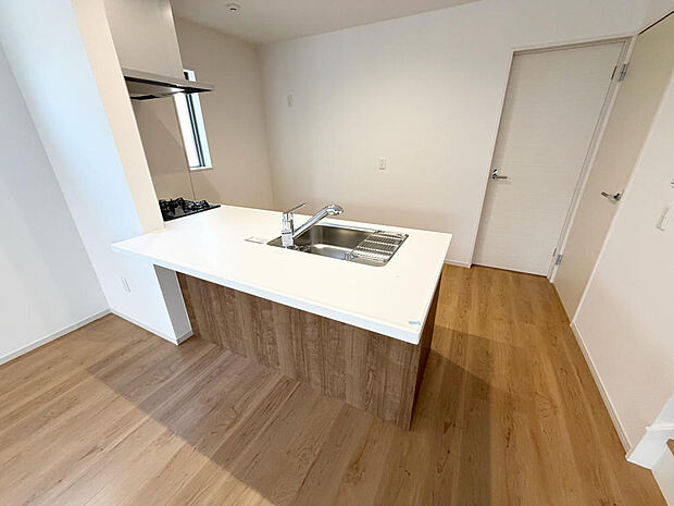 ☆大型のシステムキッチン☆対面式ですので家族と会話しながら楽しくクッキング！！