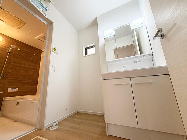 ☆白を基調とした清潔感溢れる洗面スペース☆清潔空間で気持ちよく1日の始まりを！！