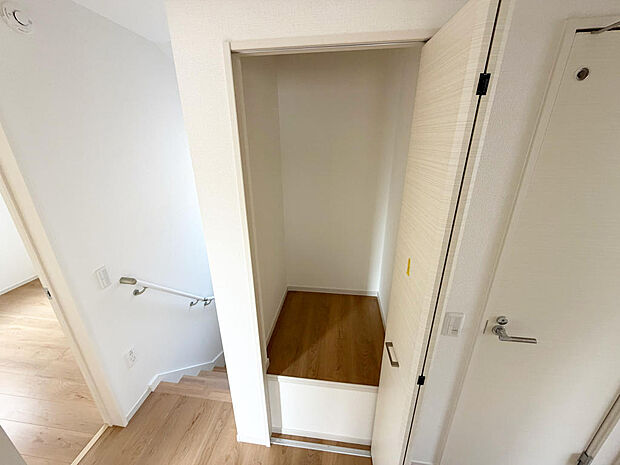 ☆２階☆廊下にある収納☆