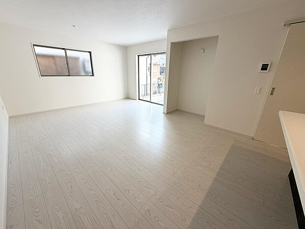 ☆大変明るいリビング☆広々した空間で家族との大切な時間をお過ごしください!!